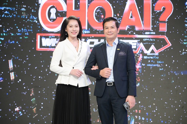 Vợ Á hậu kém 16 tuổi tình cảm tháp tùng Shark Hưng đi quay show thực tế - Ảnh 3. Vợ Á hậu kém 16 tuổi tình cảm tháp tùng Shark Hưng đi quay show thực tế - Ảnh 3.