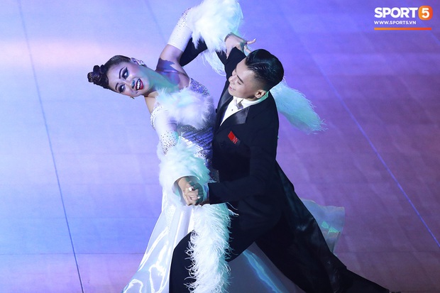 Những khoảnh khắc đẹp như mơ của các cặp đôi khiêu vũ thể thao tại SEA Games 2019: Nhẹ nhàng, uyển chuyển rồi bùng nổ với chiến thắng - Ảnh 10.