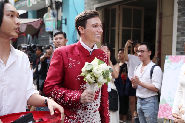 Lễ rước dâu MC Hoàng Oanh và chồng Tây cực phẩm: Cô dâu chú rể cực tình, liên tục khoá môi nhau ngọt ngào hết mức - Ảnh 2. Lễ rước dâu MC Hoàng Oanh và chồng Tây cực phẩm: Cô dâu chú rể cực tình, liên tục khoá môi nhau ngọt ngào hết mức - Ảnh 2.