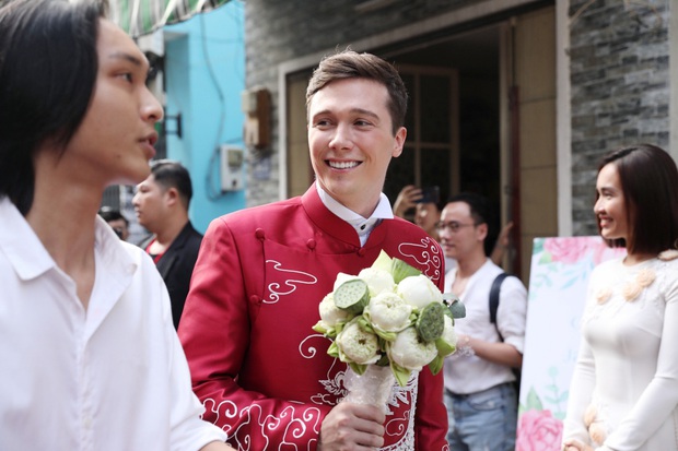 Lễ rước dâu MC Hoàng Oanh và chồng Tây cực phẩm: Cô dâu chú rể cực tình, liên tục khoá môi nhau ngọt ngào hết mức - Ảnh 1. Lễ rước dâu MC Hoàng Oanh và chồng Tây cực phẩm: Cô dâu chú rể cực tình, liên tục khoá môi nhau ngọt ngào hết mức - Ảnh 1.