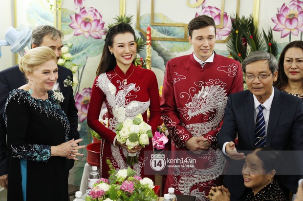 Lễ rước dâu MC Hoàng Oanh và chồng Tây cực phẩm: Cô dâu chú rể cực tình, liên tục khoá môi nhau ngọt ngào hết mức - Ảnh 7. Lễ rước dâu MC Hoàng Oanh và chồng Tây cực phẩm: Cô dâu chú rể cực tình, liên tục khoá môi nhau ngọt ngào hết mức - Ảnh 7.