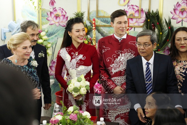 Lễ rước dâu MC Hoàng Oanh và chồng Tây cực phẩm: Cô dâu chú rể cực tình, liên tục khoá môi nhau ngọt ngào hết mức - Ảnh 6. Lễ rước dâu MC Hoàng Oanh và chồng Tây cực phẩm: Cô dâu chú rể cực tình, liên tục khoá môi nhau ngọt ngào hết mức - Ảnh 6.