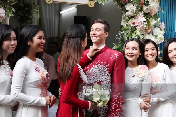 Lễ rước dâu MC Hoàng Oanh và chồng Tây cực phẩm: Cô dâu chú rể cực tình, liên tục khoá môi nhau ngọt ngào hết mức - Ảnh 10. Lễ rước dâu MC Hoàng Oanh và chồng Tây cực phẩm: Cô dâu chú rể cực tình, liên tục khoá môi nhau ngọt ngào hết mức - Ảnh 10.