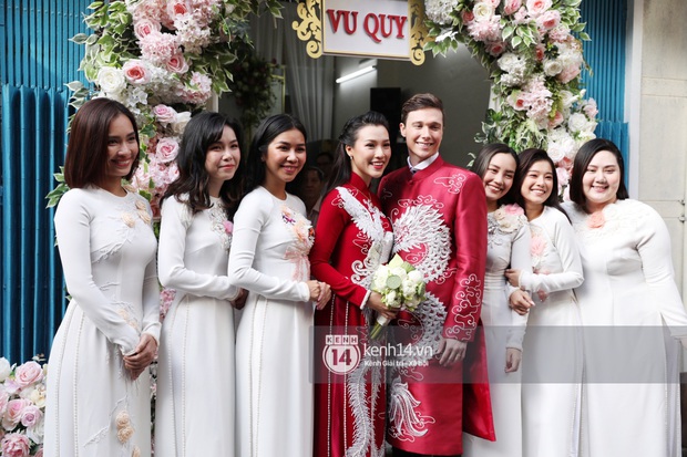 Lễ rước dâu MC Hoàng Oanh và chồng Tây cực phẩm: Cô dâu chú rể cực tình, liên tục khoá môi nhau ngọt ngào hết mức - Ảnh 11. Lễ rước dâu MC Hoàng Oanh và chồng Tây cực phẩm: Cô dâu chú rể cực tình, liên tục khoá môi nhau ngọt ngào hết mức - Ảnh 11.