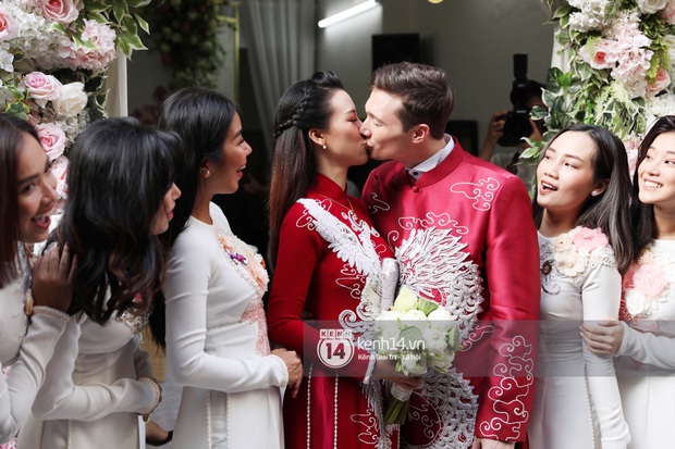 Lễ rước dâu MC Hoàng Oanh và chồng Tây cực phẩm: Cô dâu chú rể cực tình, liên tục khoá môi nhau ngọt ngào hết mức - Ảnh 9. Lễ rước dâu MC Hoàng Oanh và chồng Tây cực phẩm: Cô dâu chú rể cực tình, liên tục khoá môi nhau ngọt ngào hết mức - Ảnh 9.