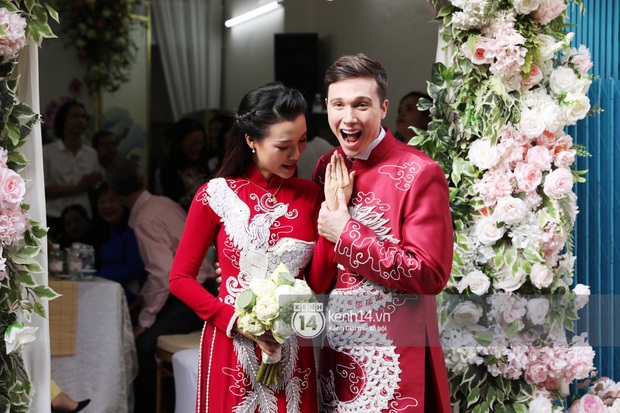 Lễ rước dâu MC Hoàng Oanh và chồng Tây cực phẩm: Cô dâu chú rể cực tình, liên tục khoá môi nhau ngọt ngào hết mức - Ảnh 12. Lễ rước dâu MC Hoàng Oanh và chồng Tây cực phẩm: Cô dâu chú rể cực tình, liên tục khoá môi nhau ngọt ngào hết mức - Ảnh 12.