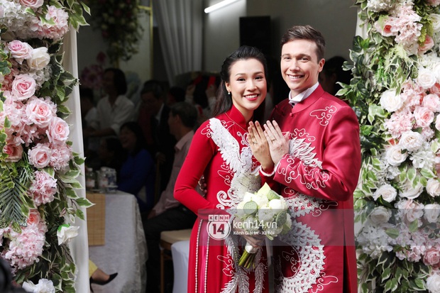 Lễ rước dâu MC Hoàng Oanh và chồng Tây cực phẩm: Cô dâu chú rể cực tình, liên tục khoá môi nhau ngọt ngào hết mức - Ảnh 8. Lễ rước dâu MC Hoàng Oanh và chồng Tây cực phẩm: Cô dâu chú rể cực tình, liên tục khoá môi nhau ngọt ngào hết mức - Ảnh 8.