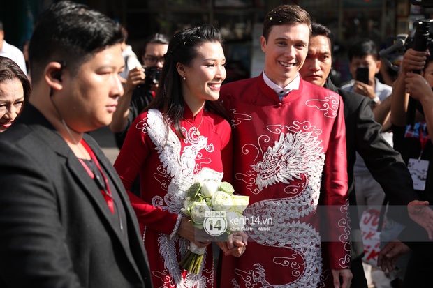 Lễ rước dâu MC Hoàng Oanh và chồng Tây cực phẩm: Cô dâu chú rể cực tình, liên tục khoá môi nhau ngọt ngào hết mức - Ảnh 16. Lễ rước dâu MC Hoàng Oanh và chồng Tây cực phẩm: Cô dâu chú rể cực tình, liên tục khoá môi nhau ngọt ngào hết mức - Ảnh 16.