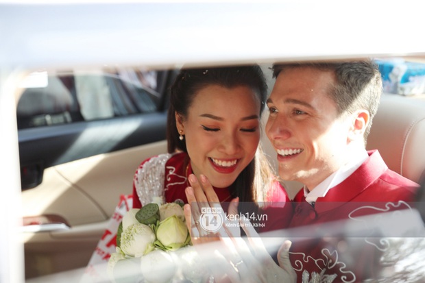 Lễ rước dâu MC Hoàng Oanh và chồng Tây cực phẩm: Cô dâu chú rể cực tình, liên tục khoá môi nhau ngọt ngào hết mức - Ảnh 17. Lễ rước dâu MC Hoàng Oanh và chồng Tây cực phẩm: Cô dâu chú rể cực tình, liên tục khoá môi nhau ngọt ngào hết mức - Ảnh 17.