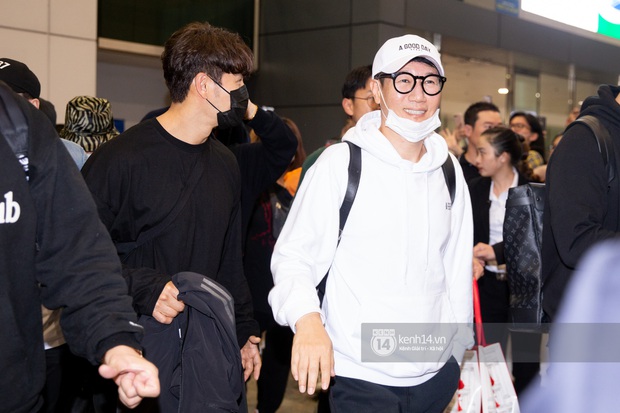 Dàn sao Running Man càn quét sân bay Tân Sơn Nhất: Ji Suk Jin cười tít mắt, Mợ Ngố tươi tắn, Lee Kwang Soo chào fan mỏi tay - Ảnh 1.