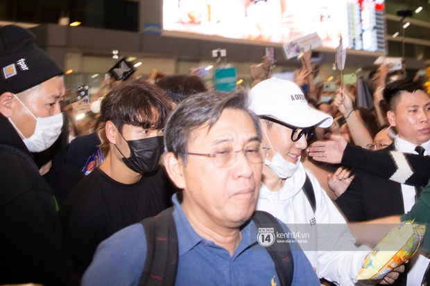 Dàn sao Running Man càn quét sân bay Tân Sơn Nhất: Ji Suk Jin cười tít mắt, Mợ Ngố tươi tắn, Lee Kwang Soo chào fan mỏi tay - Ảnh 7.