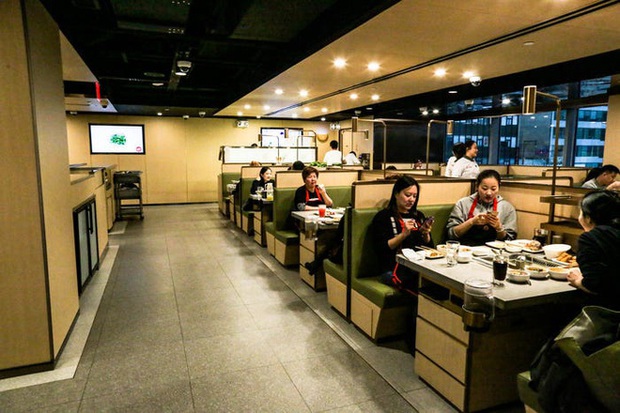 Chuỗi nhà hàng lẩu Trung Quốc tận tình phục vụ thực khách cô đơn bằng robot, làm móng miễn phí, mì nhảy và thú bông - Ảnh 25.