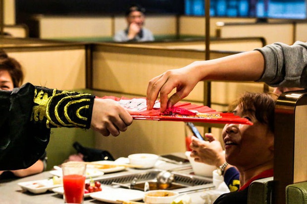 Chuỗi nhà hàng lẩu Trung Quốc tận tình phục vụ thực khách cô đơn bằng robot, làm móng miễn phí, mì nhảy và thú bông - Ảnh 30.