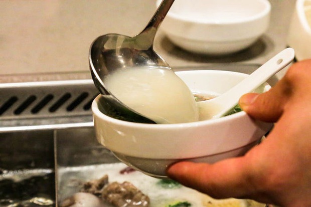 Chuỗi nhà hàng lẩu Trung Quốc tận tình phục vụ thực khách cô đơn bằng robot, làm móng miễn phí, mì nhảy và thú bông - Ảnh 32.