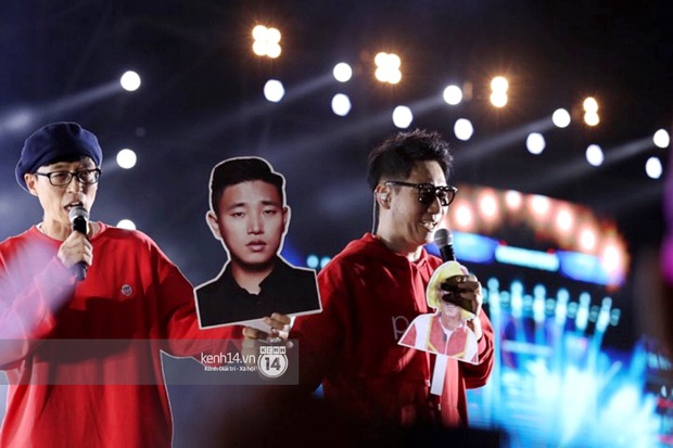 Hình ảnh ấm lòng fanmeeting Running Man tại Sài Gòn: Ji Suk Jin ôm chặt tấm hình Gary trong tiếng hò hét của fan Việt - Ảnh 3.