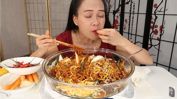 Đến phải xin quỳ với chiêu chữa cay bằng ớt hiểm cực khó đỡ của Youtuber Vinh Nguyễn Thị - Ảnh 6.