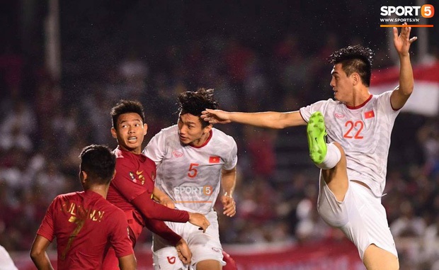 Báo Indonesia: Văn Hậu cố tình đạp vào chân khiến Evan Dimas chấn thương nặng - Ảnh 4.