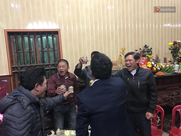 Khoảnh khắc ăn mừng ngay tại căn nhà nhỏ ở quê của Văn Hậu: Bố sung sướng khi con trai mở tỷ số, hàng xóm nhảy nhót tưng bừng - Ảnh 3.