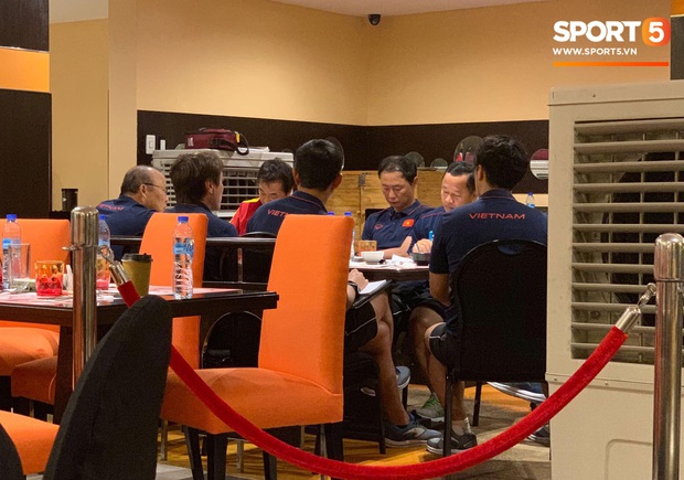 Đội tuyển U22 Việt Nam đã có mặt tại sân, sẵn sàng chinh phục tấm HCV SEA Games  - Ảnh 59.