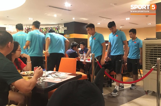 Đội tuyển U22 Việt Nam đã có mặt tại sân, sẵn sàng chinh phục tấm HCV SEA Games  - Ảnh 60.