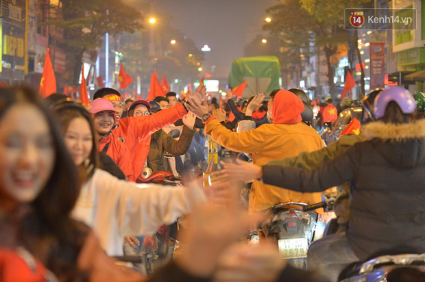 Sóng đỏ cuồn cuộn trên đường phố Hà Nội, lại một đêm người dân không ngủ mừng chiến thắng lịch sử của bóng đá Việt Nam - Ảnh 3.