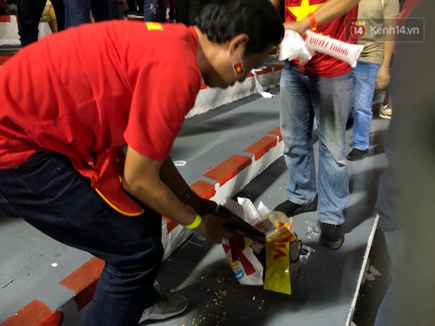 Hình ảnh đẹp: CĐV Việt Nam nán lại khán đài SVĐ Philippines để nhặt rác sau chiến thắng vàng của thầy trò HLV Park Hang Seo - Ảnh 2.