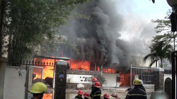 Cháy lớn kinh hoàng tại xưởng gỗ, cột khói cao hàng chục mét nằm sát cơ sở gas - Ảnh 10.