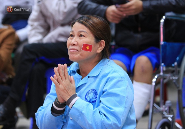 Hàng trăm bệnh nhân quên hết đau đớn, cháy hết mình cổ vũ đội tuyển U22 Việt Nam ngay trong bệnh viện - Ảnh 3.