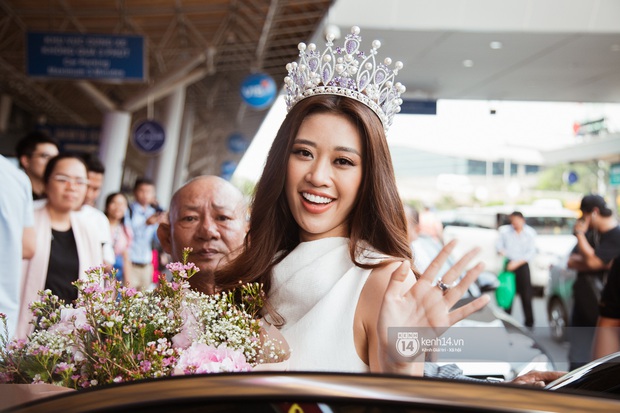 Tân Hoa hậu Hoàn vũ Khánh Vân cùng 2 Á hậu rạng rỡ trở về sau đăng quang, fan vây kín sân bay đón chào - Ảnh 10.