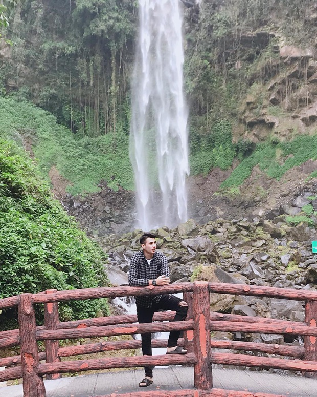Trái với hình ảnh quần đùi, áo số, mặt căng trên sân cỏ, thủ môn U22 Indonesia lại là một tín đồ sống ảo thực thụ, tạo hình cực nhắng khi đi du lịch - Ảnh 4.