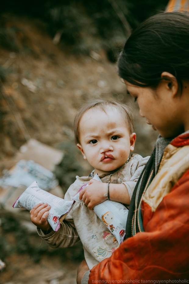 Dân mạng chia sẻ hình ảnh bé trai lấm lem, khóc nức nở khi nhận bánh mì từ thiện khiến nhiều người nghẹn ngào - Ảnh 7.