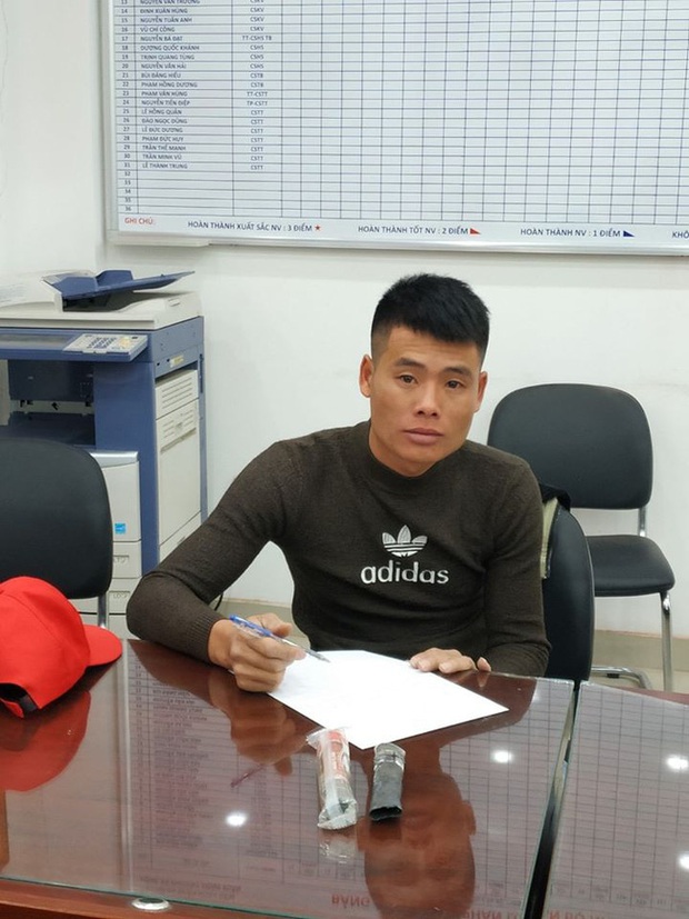 Vui quá đà mừng bóng đá Việt Nam vô địch, 7 thanh niên bị bắt vì đốt pháo sáng - Ảnh 1.