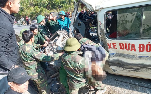 Hiện trường kinh hoàng vụ xe chở đoàn người khuyết tật đâm vào vách núi ở Nghệ An - Ảnh 1.