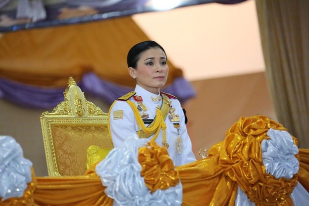 Hoàng hậu Thái Lan biến hóa liên tục sau khi Hoàng quý phi bị phế truất, khoe vẻ đẹp cá tính trong sự kiện mới nhất - Ảnh 3.