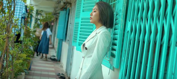 Trong 1 tối Vpop cho ra mắt loạt MV: Dương Hoàng Yến xuyên không, Suboi khoe bụng bầu, Quốc Thiên hát cover còn Đạt G... đi rao bánh mì - Ảnh 22. Trong 1 tối Vpop cho ra mắt loạt MV: Dương Hoàng Yến xuyên không, Suboi khoe bụng bầu, Quốc Thiên hát cover còn Đạt G... đi rao bánh mì - Ảnh 22.