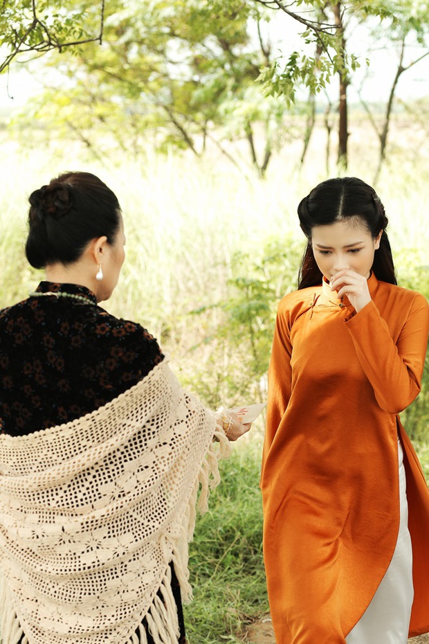 Trong 1 tối Vpop cho ra mắt loạt MV: Dương Hoàng Yến xuyên không, Suboi khoe bụng bầu, Quốc Thiên hát cover còn Đạt G... đi rao bánh mì - Ảnh 11. Trong 1 tối Vpop cho ra mắt loạt MV: Dương Hoàng Yến xuyên không, Suboi khoe bụng bầu, Quốc Thiên hát cover còn Đạt G... đi rao bánh mì - Ảnh 11.