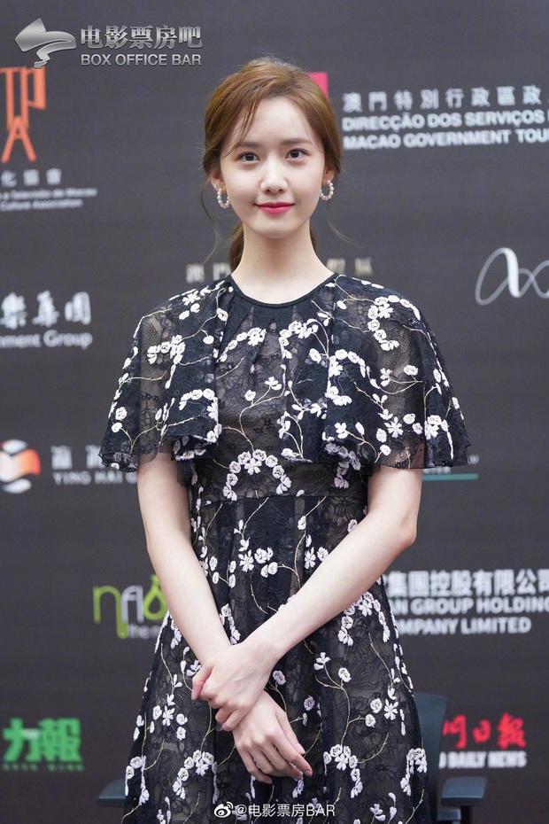 Yoona thay liền 2 bộ váy: Vừa kín đáo đã quay ngoắt sang lồng lộn đúng chuẩn nữ hoàng thảm đỏ khiến ai cũng trầm trồ - Ảnh 1. Yoona thay liền 2 bộ váy: Vừa kín đáo đã quay ngoắt sang lồng lộn đúng chuẩn nữ hoàng thảm đỏ khiến ai cũng trầm trồ - Ảnh 1.