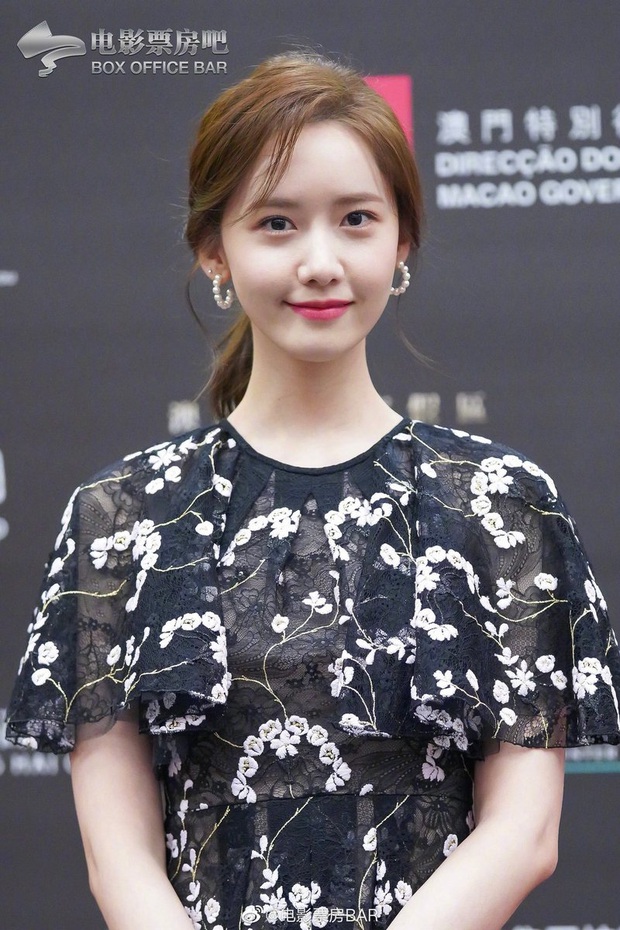 Yoona thay liền 2 bộ váy: Vừa kín đáo đã quay ngoắt sang lồng lộn đúng chuẩn nữ hoàng thảm đỏ khiến ai cũng trầm trồ - Ảnh 3. Yoona thay liền 2 bộ váy: Vừa kín đáo đã quay ngoắt sang lồng lộn đúng chuẩn nữ hoàng thảm đỏ khiến ai cũng trầm trồ - Ảnh 3.