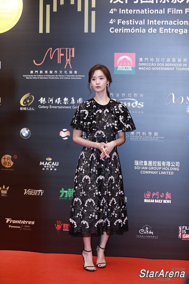 Yoona thay liền 2 bộ váy: Vừa kín đáo đã quay ngoắt sang lồng lộn đúng chuẩn nữ hoàng thảm đỏ khiến ai cũng trầm trồ - Ảnh 5. Yoona thay liền 2 bộ váy: Vừa kín đáo đã quay ngoắt sang lồng lộn đúng chuẩn nữ hoàng thảm đỏ khiến ai cũng trầm trồ - Ảnh 5.