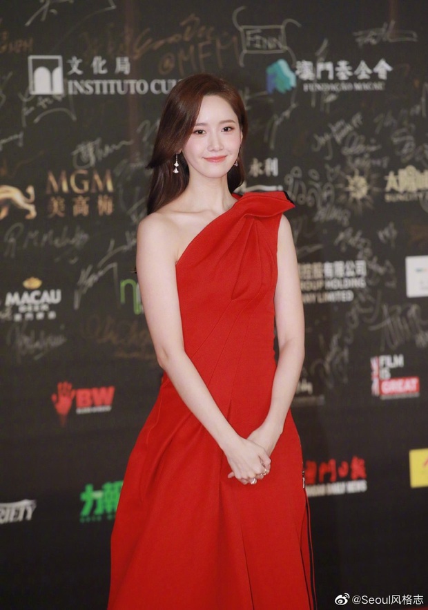Yoona thay liền 2 bộ váy: Vừa kín đáo đã quay ngoắt sang lồng lộn đúng chuẩn nữ hoàng thảm đỏ khiến ai cũng trầm trồ - Ảnh 7. Yoona thay liền 2 bộ váy: Vừa kín đáo đã quay ngoắt sang lồng lộn đúng chuẩn nữ hoàng thảm đỏ khiến ai cũng trầm trồ - Ảnh 7.
