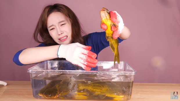 Những tưởng chỉ chật vật với cá to, nào ngờ cá nhỏ cũng khiến Youtuber Ssoyoung hốt hoảng nhưng sau đó vẫn lật mặt như thường - Ảnh 2.