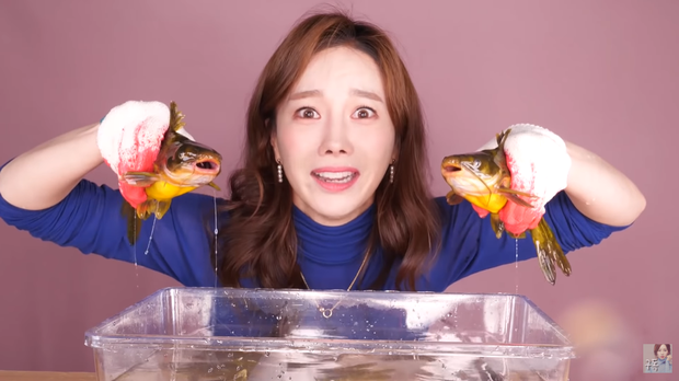 Những tưởng chỉ chật vật với cá to, nào ngờ cá nhỏ cũng khiến Youtuber Ssoyoung hốt hoảng nhưng sau đó vẫn lật mặt như thường - Ảnh 5.