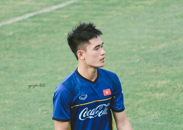 Loạt ảnh của hot boy U22 Huỳnh Tấn Sinh qua ống kính fangirl: Chết lặng vì cái sự đẹp trai này! - Ảnh 4. Loạt ảnh của hot boy U22 Huỳnh Tấn Sinh qua ống kính fangirl: Chết lặng vì cái sự đẹp trai này! - Ảnh 4.