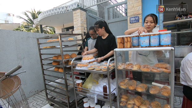 Tiệm bánh mì và shop quần áo 0 đồng ấm lòng người nghèo Sài Gòn - Ảnh 3.