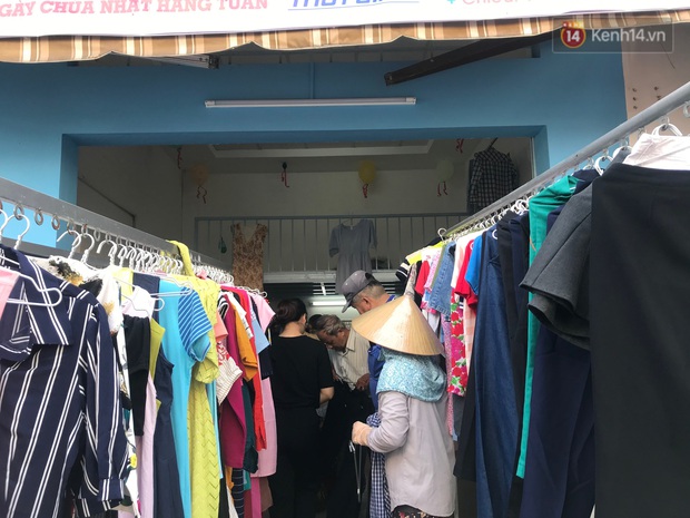 Tiệm bánh mì và shop quần áo 0 đồng ấm lòng người nghèo Sài Gòn - Ảnh 5.