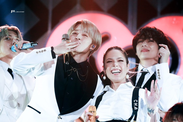 Hội bạn xuyên quốc gia ngọt ngào nhất showbiz: BTS tặng chiếc mic đắt đỏ, Halsey đáp lại bằng món quà đặc biệt - Ảnh 2.