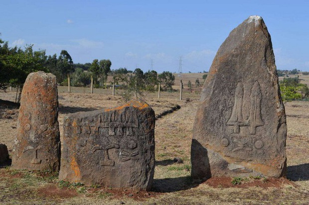 Bãi đá cổ huyền bí ở Châu Phi khiến các nhà khảo cổ học đau đầu vì không giải mã nổi - Ảnh 3.