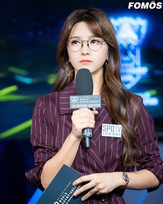 Say đắm với nhan sắc cô nàng thánh nữ MC Kim Su-hyeon của LCK - Ảnh 5. Say đắm với nhan sắc cô nàng thánh nữ MC Kim Su-hyeon của LCK - Ảnh 5.