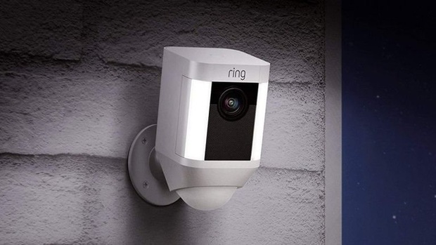 Hacker tấn công camera an ninh, tự xưng ông già Noel, khuyến khích bé gái 8 tuổi đập phá phòng - Ảnh 1.