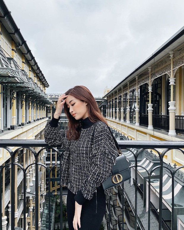 Không cần cầu kỳ cho mệt thân, HH Đỗ Mỹ Linh toàn diện đồ tối giản nhưng vẫn sang xịn khỏi bàn cãi - Ảnh 4. Không cần cầu kỳ cho mệt thân, HH Đỗ Mỹ Linh toàn diện đồ tối giản nhưng vẫn sang xịn khỏi bàn cãi - Ảnh 4.